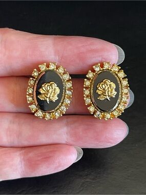 Vintage celebrity NY rhinestone cameo clip on earrings.